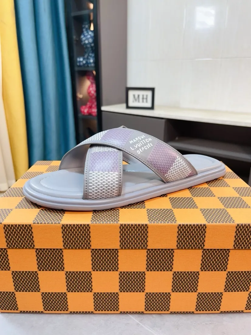 Men's shoes 💰340🌹🌹 (lv-Louis Vuitton) New men's slippers, high-end boutique, exquisite embossed logo decoration on the upper, fine workmanship, super soft soles, casual, loose and comfortable, a must-have in summer! \nsize：38-44